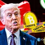 Ilustração mostrando Donald Trump com símbolos de criptomoedas e fitas amarelas escrito "TARIFFS" sobre fundo da bandeira chinesa