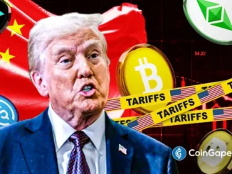 Ilustração mostrando Donald Trump com símbolos de criptomoedas e fitas amarelas escrito "TARIFFS" sobre fundo da bandeira chinesa