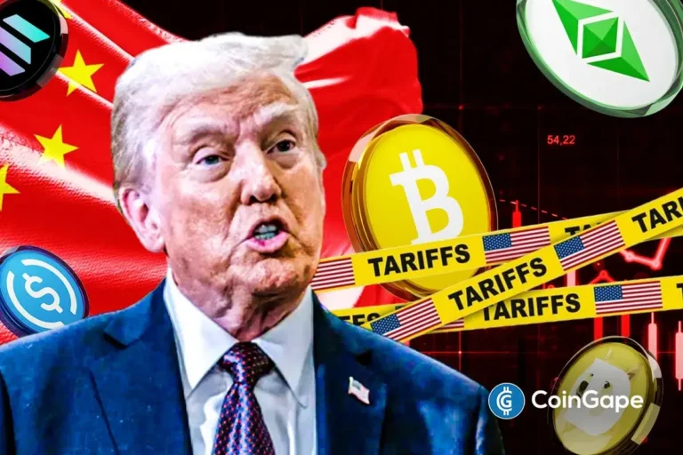 Ilustração mostrando Donald Trump com símbolos de criptomoedas e fitas amarelas escrito "TARIFFS" sobre fundo da bandeira chinesa