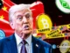 Ilustração mostrando Donald Trump com símbolos de criptomoedas e fitas amarelas escrito "TARIFFS" sobre fundo da bandeira chinesa