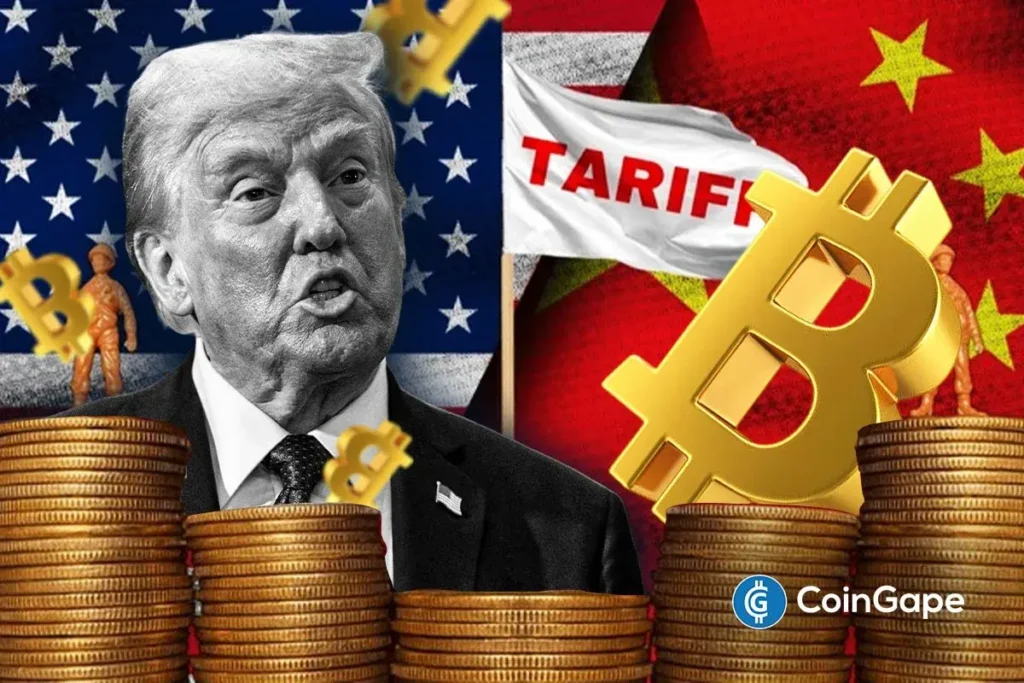 Ilustração conceitual mostrando Trump, bandeiras EUA e China, tarifas e símbolo do Bitcoin com pilhas de moedas douradas.