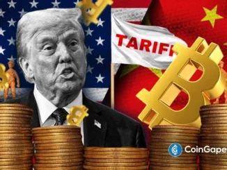 Ilustração conceitual mostrando Trump, bandeiras EUA e China, tarifas e símbolo do Bitcoin com pilhas de moedas douradas.