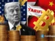 Ilustração conceitual mostrando Trump, bandeiras EUA e China, tarifas e símbolo do Bitcoin com pilhas de moedas douradas.