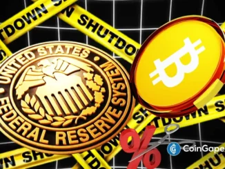 Ilustração conceitual mostrando logotipo do Bitcoin, selo do Federal Reserve e fitas de shutdown governamental