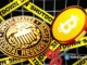 Ilustração conceitual mostrando logotipo do Bitcoin, selo do Federal Reserve e fitas de shutdown governamental