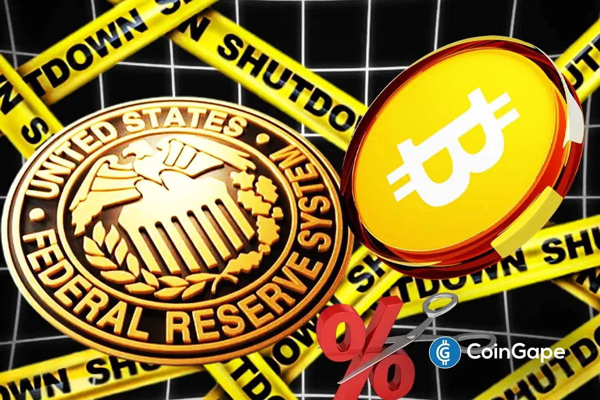 Ilustração conceitual mostrando logotipo do Bitcoin, selo do Federal Reserve e fitas de shutdown governamental