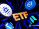 Ilustração em 3D mostrando a palavra ETF rodeada pelos logos de Cardano, Solana e Litecoin em efeito neon azul