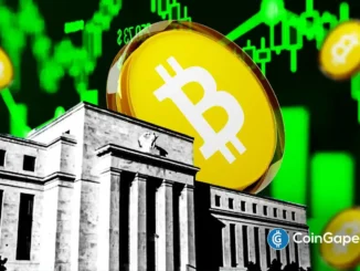 Moeda do Bitcoin em primeiro plano com prédio do Federal Reserve ao fundo e gráficos verdes de alta
