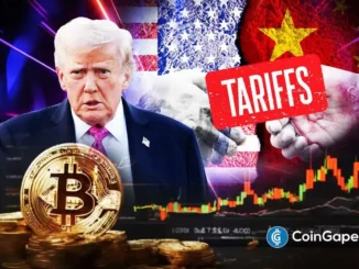 Imagem ilustrativa mostrando Donald Trump, bandeiras dos EUA e China, palavra "TARIFFS" e símbolo do Bitcoin com gráfico de trading.