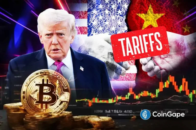 Imagem ilustrativa mostrando Donald Trump, bandeiras dos EUA e China, palavra "TARIFFS" e símbolo do Bitcoin com gráfico de trading.