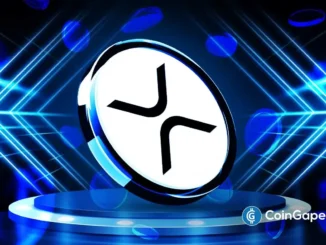 Logotipo do XRP em branco e preto sobre plataforma digital azul com efeitos de luz neon