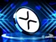 Logotipo do XRP em branco e preto sobre plataforma digital azul com efeitos de luz neon