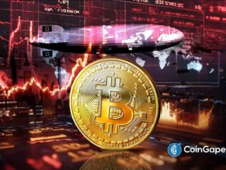 Moeda de Bitcoin dourada em primeiro plano com gráficos financeiros vermelhos e mapa mundial ao fundo