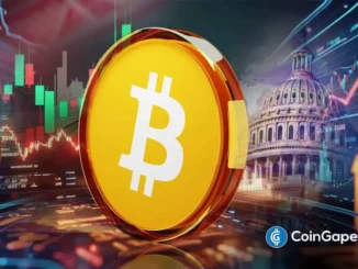 Moeda de Bitcoin dourada em primeiro plano com Capitólio americano e gráficos de trading ao fundo.