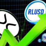 Logo do XRP e símbolo RLUSD com seta verde ascendente sobre gráfico de trading em fundo azul escuro.