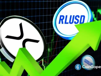 Logo do XRP e símbolo RLUSD com seta verde ascendente sobre gráfico de trading em fundo azul escuro.