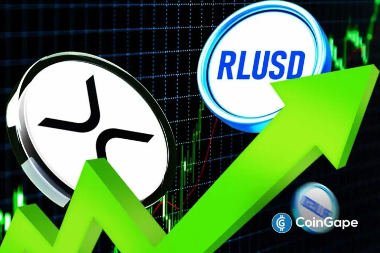 Logo do XRP e símbolo RLUSD com seta verde ascendente sobre gráfico de trading em fundo azul escuro.