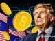 Ilustração mostrando Donald Trump com moedas de Bitcoin flutuando ao redor, bandeiras americanas e europeias ao fundo, representando impacto político nas criptomoedas.