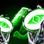 Ilustração artística de mãos robóticas segurando tokens ETH com dados financeiros verdes