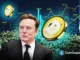 Elon Musk em terno com moedas Dogecoin flutuando e gráficos financiais ao fundo.