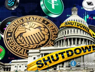 Ilustração mostrando logo do Federal Reserve, Capitólio americano com faixa de shutdown e várias criptomoedas flutuando sobre gráficos de mercado.