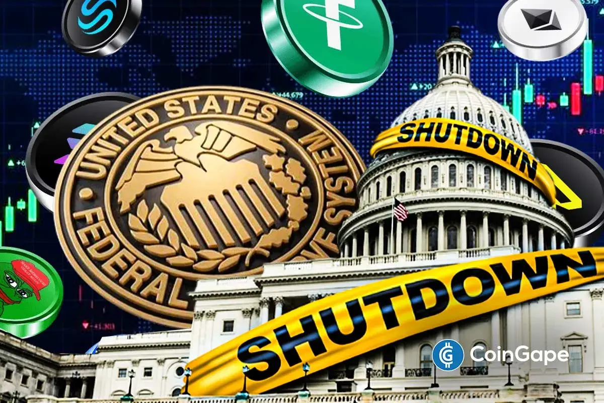 Ilustração mostrando logo do Federal Reserve, Capitólio americano com faixa de shutdown e várias criptomoedas flutuando sobre gráficos de mercado.