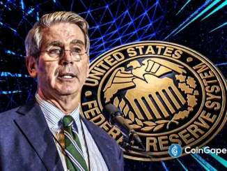 Jerome Powell em frente ao selo do Federal Reserve System com fundo digital azul e logo do CoinGape.