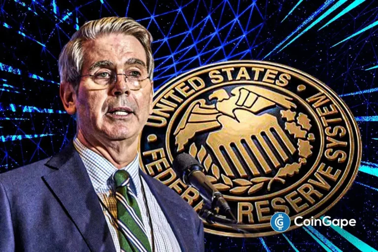 Jerome Powell em frente ao selo do Federal Reserve System com fundo digital azul e logo do CoinGape.