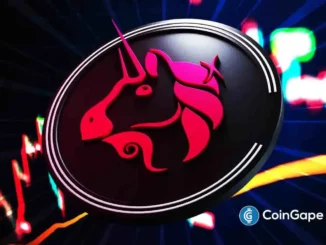 Logotipo do unicórnio Uniswap em vermelho e rosa dentro de uma lupa sobre fundo escuro com luzes coloridas desfocadas.