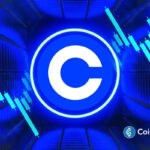Logo da Coinbase em destaque sobre fundo azul com gráficos de velas de negociação em tons de ciano.
