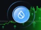Logotipo da criptomoeda Sui com setas verdes indicando crescimento