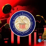 Logo do Federal Reserve cercado por moedas Bitcoin em queda livre com gráficos vermelhos