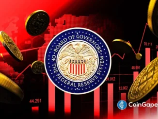 Logo do Federal Reserve cercado por moedas Bitcoin em queda livre com gráficos vermelhos