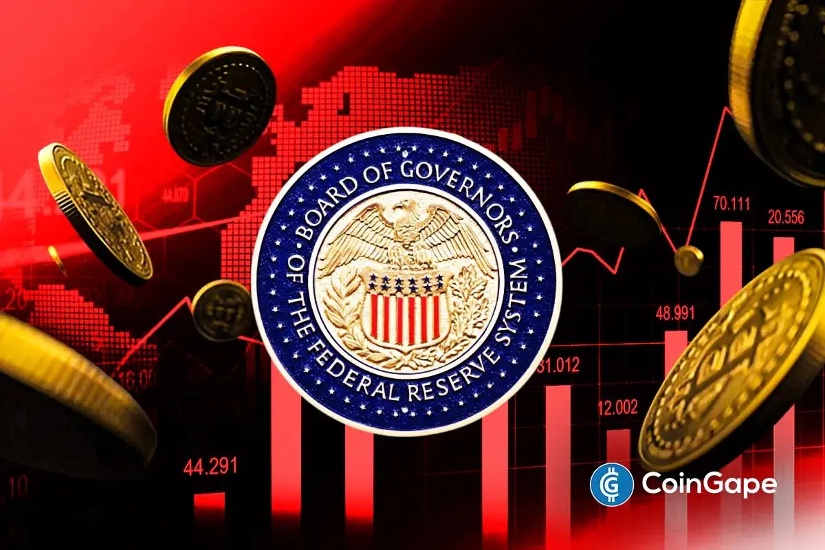 Logo do Federal Reserve cercado por moedas Bitcoin em queda livre com gráficos vermelhos