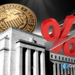 Prédio do Federal Reserve com símbolo de porcentagem destacando decisão sobre juros