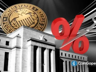 Prédio do Federal Reserve com símbolo de porcentagem destacando decisão sobre juros