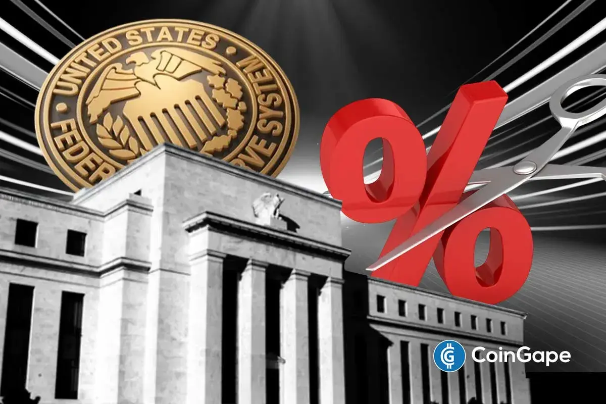 Prédio do Federal Reserve com símbolo de porcentagem destacando decisão sobre juros