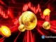 Moedas de Bitcoin douradas em queda com gráfico de candlestick vermelho ao fundo representando movimento de baixa no preço.