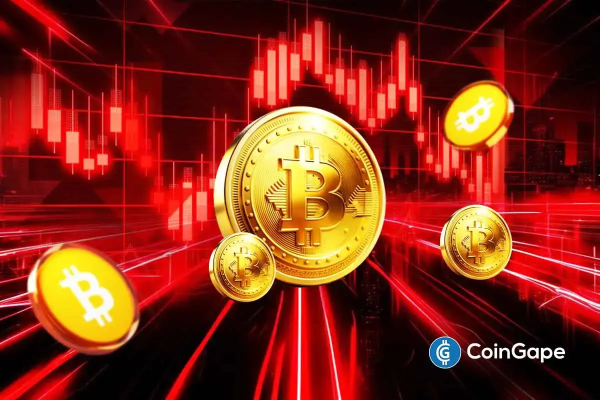 Moedas de Bitcoin douradas em queda com gráfico de candlestick vermelho ao fundo representando movimento de baixa no preço.