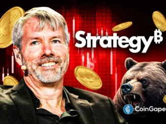 Michael Saylor sorrindo com logo da Strategy, moedas de Bitcoin e símbolo de urso representando mercado baixista em fundo vermelho com gráfico de velas
