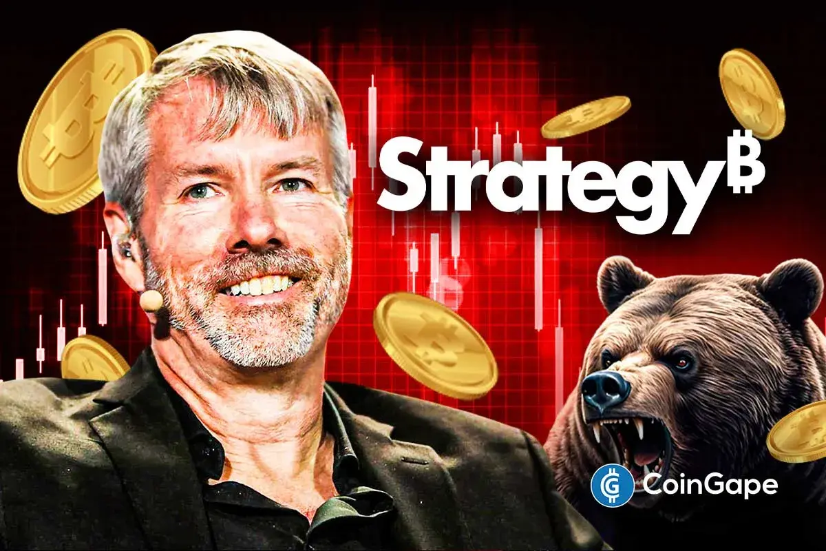 Michael Saylor sorrindo com logo da Strategy, moedas de Bitcoin e símbolo de urso representando mercado baixista em fundo vermelho com gráfico de velas