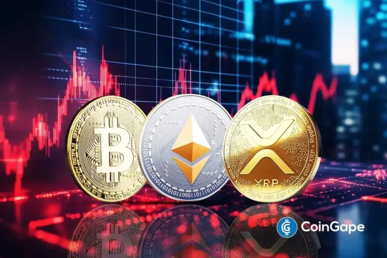 Moedas físicas de Bitcoin, Ethereum e XRP sobre gráficos de trading com candlesticks vermelhos.