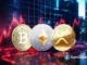 Moedas físicas de Bitcoin, Ethereum e XRP sobre gráficos de trading com candlesticks vermelhos.