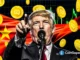 Ilustração artística de Donald Trump discursando com bandeira da China ao fundo e moedas de Bitcoin flutuando, representando o impacto das relações comerciais entre EUA e China no mercado cripto.