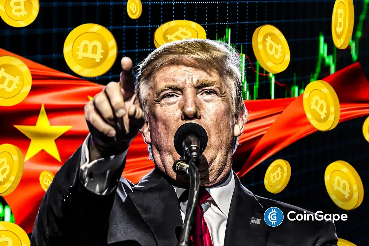 Ilustração artística de Donald Trump discursando com bandeira da China ao fundo e moedas de Bitcoin flutuando, representando o impacto das relações comerciais entre EUA e China no mercado cripto.