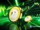 Ilustração 3D de moedas Dogecoin douradas com gráficos de mercado em alta ao fundo.