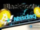 Moedas de Bitcoin, logo da BlackRock e marca da Nasdaq sobre gráficos financeiros, ilustrando a integração institucional do Bitcoin no mercado.