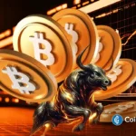 Touro dourado em frente a moedas de Bitcoin com gráficos de trading mostrando tendência de alta no fundo laranja.