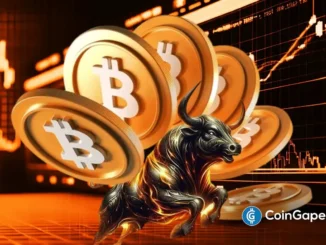 Touro dourado em frente a moedas de Bitcoin com gráficos de trading mostrando tendência de alta no fundo laranja.