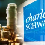 Pilhas de moedas douradas ao lado de placa azul com o logotipo da Charles Schwab, representando entrada da corretora no mercado de criptomoedas.